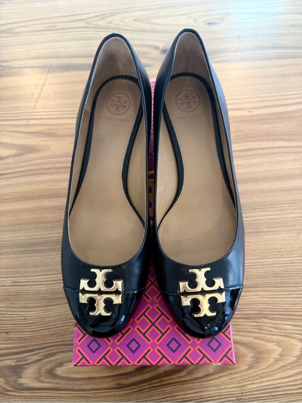 Tory Burch Black Wedge Ballet Flats Gold Logo Cap Toe Size 7.5 - Picture 9 of 9